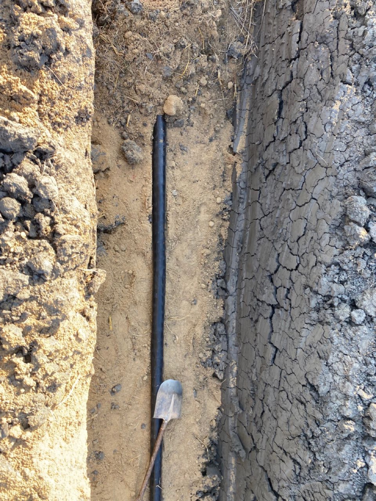 Narrow cable trench with bedding sand